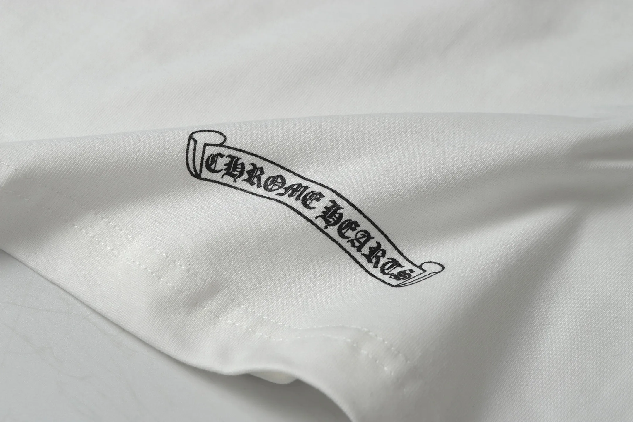 🅿️170 Chrome hearte/Chrome heart ch 25ss early spring new Sanskrit logo pocket short sleeves. A must-have item for daily commuting for men and women in light luxury. The correct version is welcome to compare. Detailed features ·280g 100% cotton double yarn jersey fabric ·Custom-dyed in the same cylinder, special thickened 32 counts double-strand 1x1 thread ·Double-needle cross-stitch technology ·Original main mark washed hangtag COLOUR: black white SIZE：xs s m l